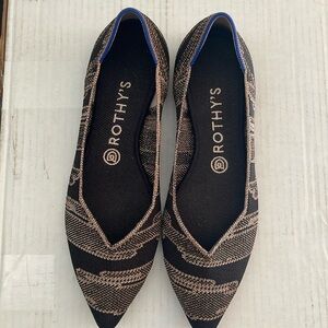 Good condition Rothy’s, super cute black with gold design woven into the shoe.
